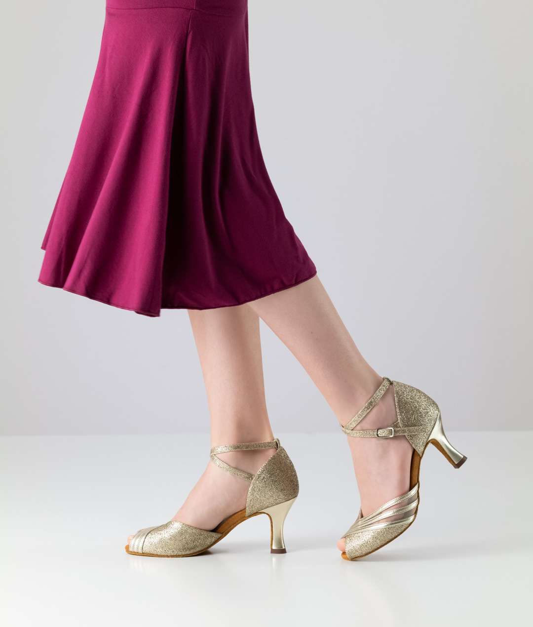 Charlize Goldene Tanzschuhsandalette von Anna Kern mit 6 cm Absatz in schöner asymetrischer Form aus Nappaleder und Brokat.