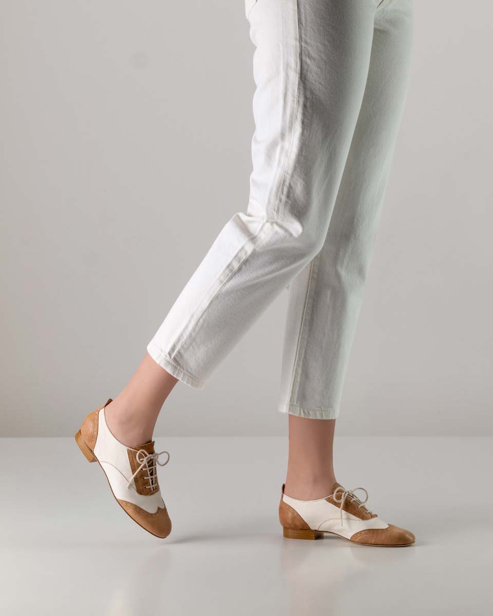 Taylor Leder Damentanzschuh für Swing in beige-weiss in Kombination mit weißer Hose