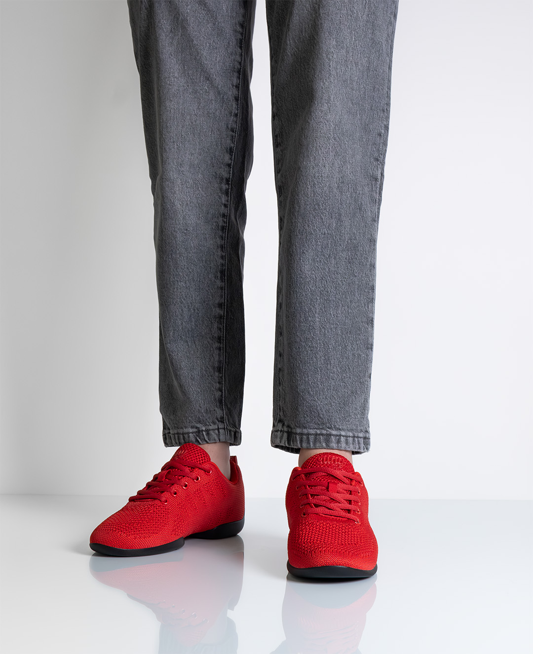 Zapatillas de baile rojas con suela de PU dividida para bailar kizomba o jazz dance.