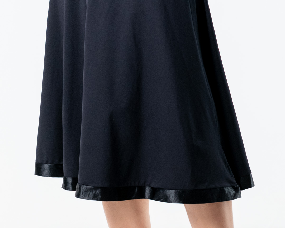 Saumansicht von schwarzem, weitem Tanzrock Sari mit Midilänge