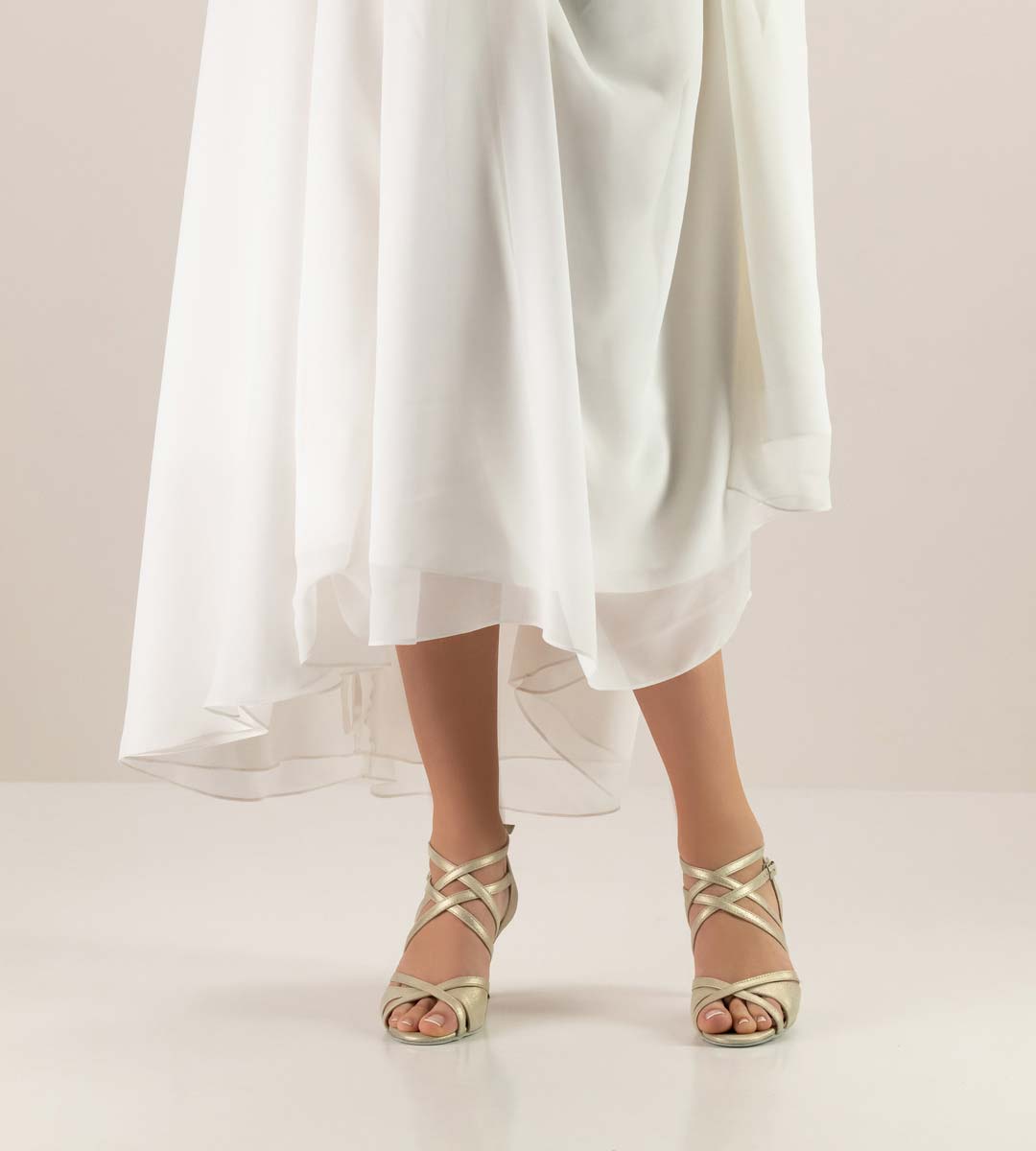 Eva Werner Kern Brautschuh in platin mit weißem Brautkleid