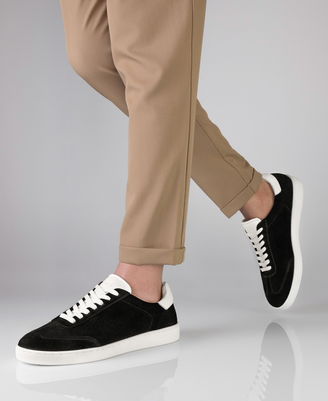 Tanzsneaker für Herren aus schwarzem Velourleder mit herausnehmbarer Innensohle von Suny by Anna Kern. 