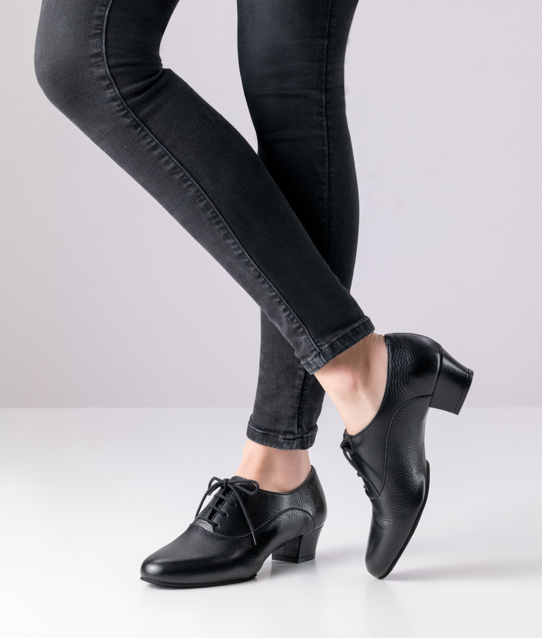 Geschlossener, eleganter Trainingstanzschuh aus schwarzem Hirschleder mit geteilter Sohle und 3,5 cm Absatz von Werner Kern.