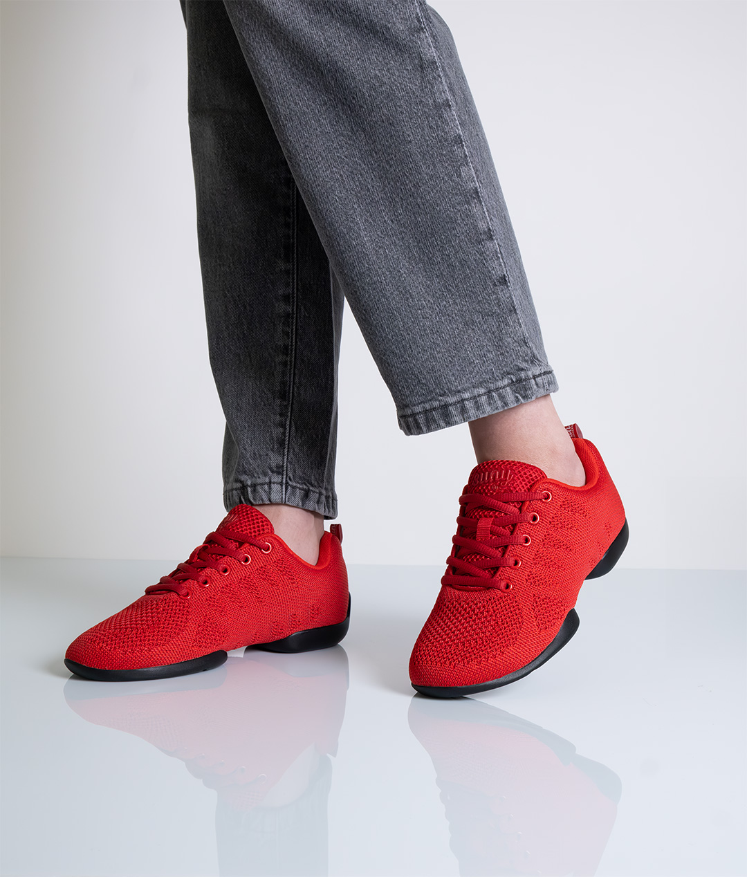 Zapatillas de baile ligeras en color rojo con suela dividida para kizomba, jazz y estilos similares.