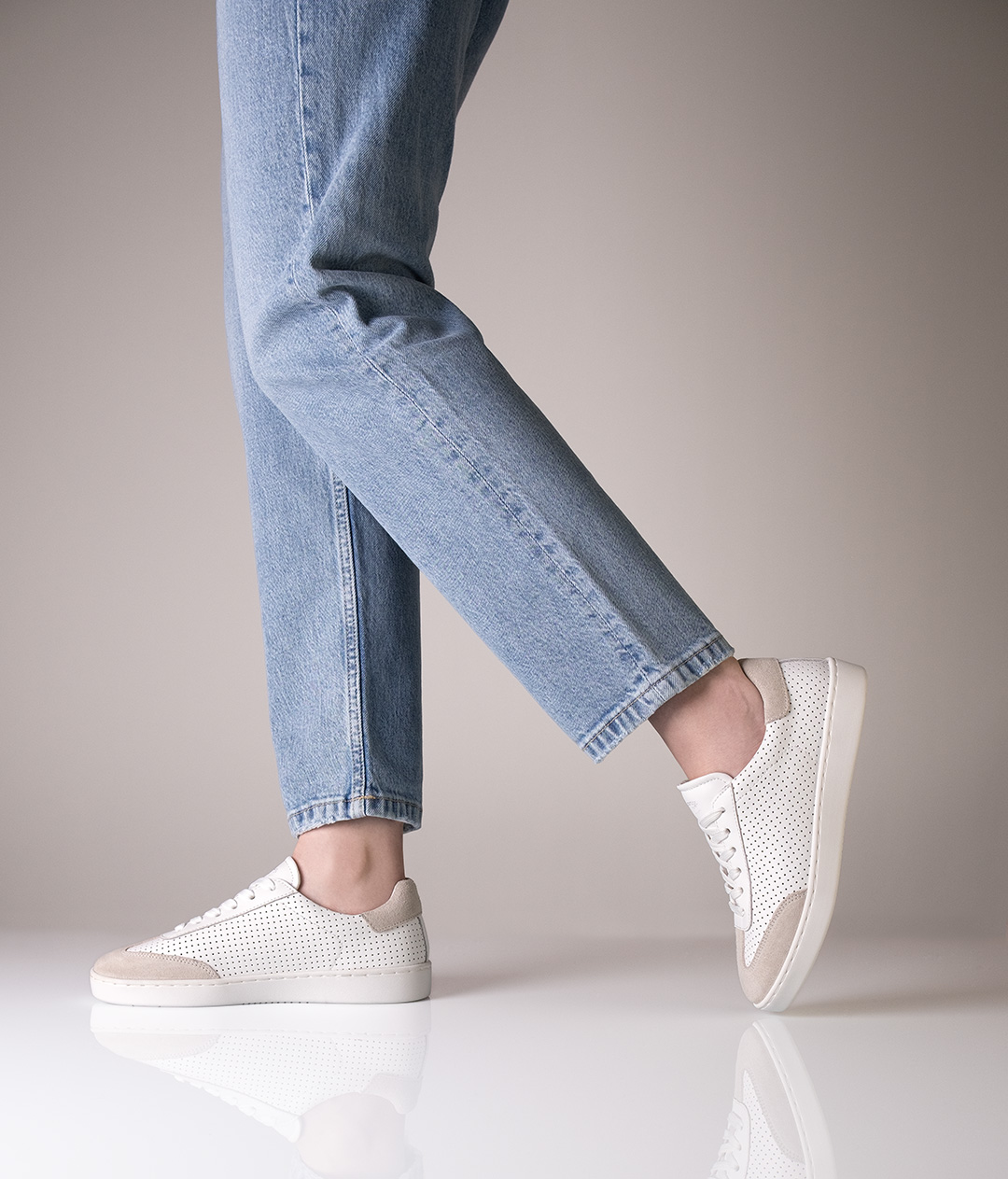 Weißer Tanzsneaker für Damen mit durchgehender PU-Sohle zum Tanzen drinnen und draußen