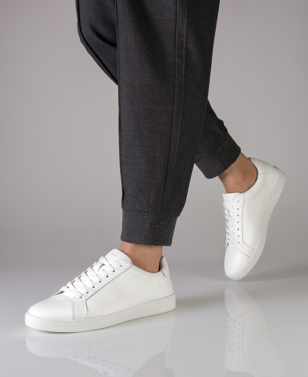 Federleichter Herrentanzsneaker aus weißem Leder mit herausnehmbarer Innensohle von Suny.