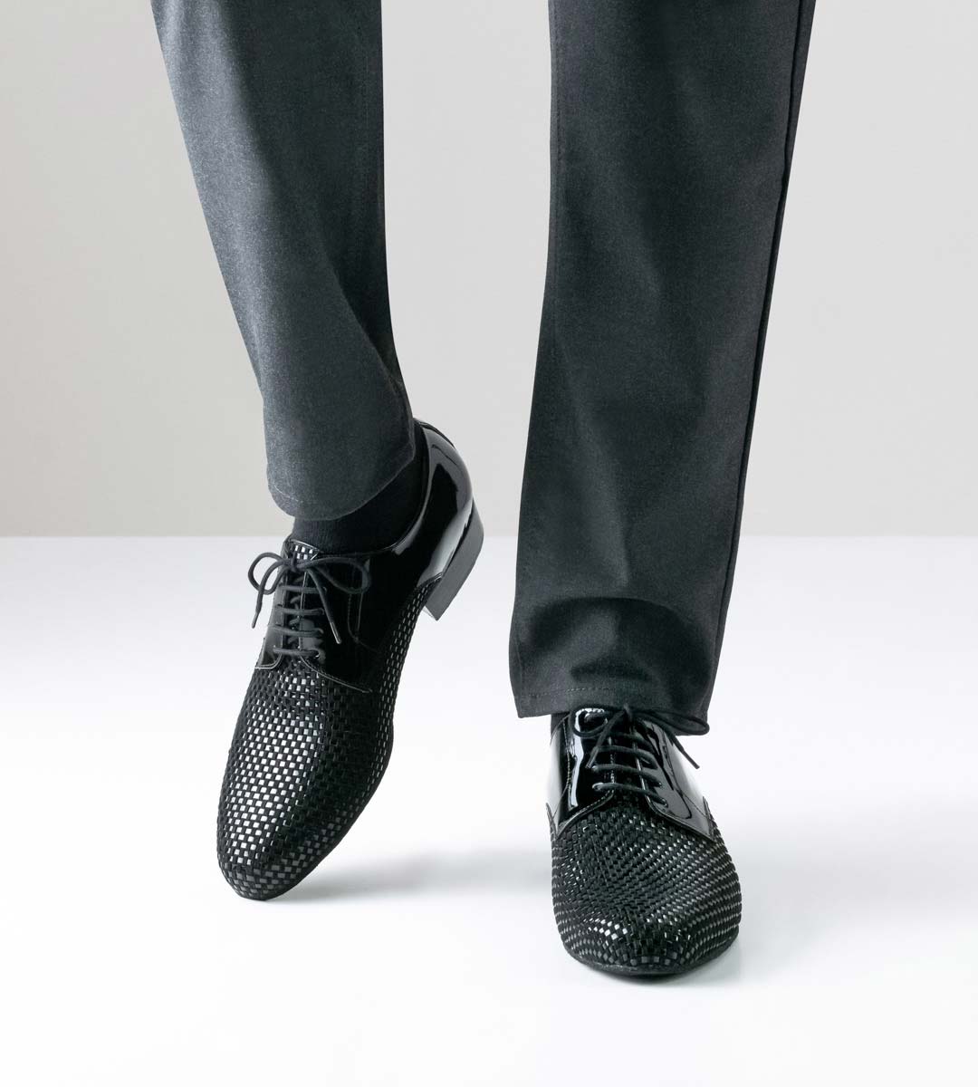 Rio Negro Herrentanzschuh von Nueva Epoca in Velours und Lack in Kombination mit grauer Hose
