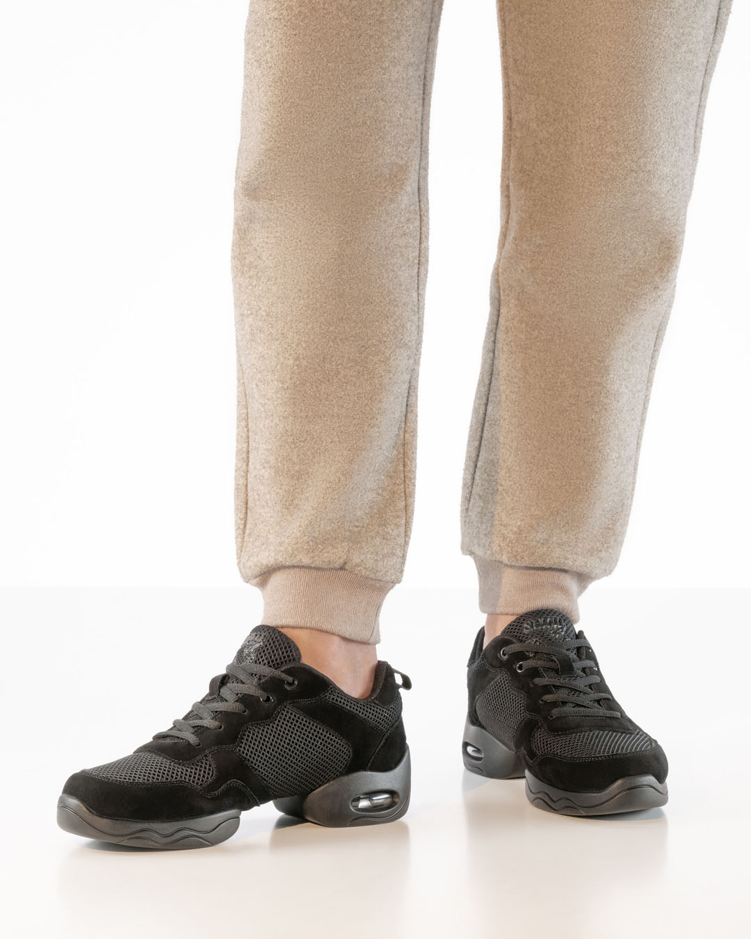 Zapatillas de baile negras de corte grueso con suela dividida de Werner Kern, combinadas con pantalones beige