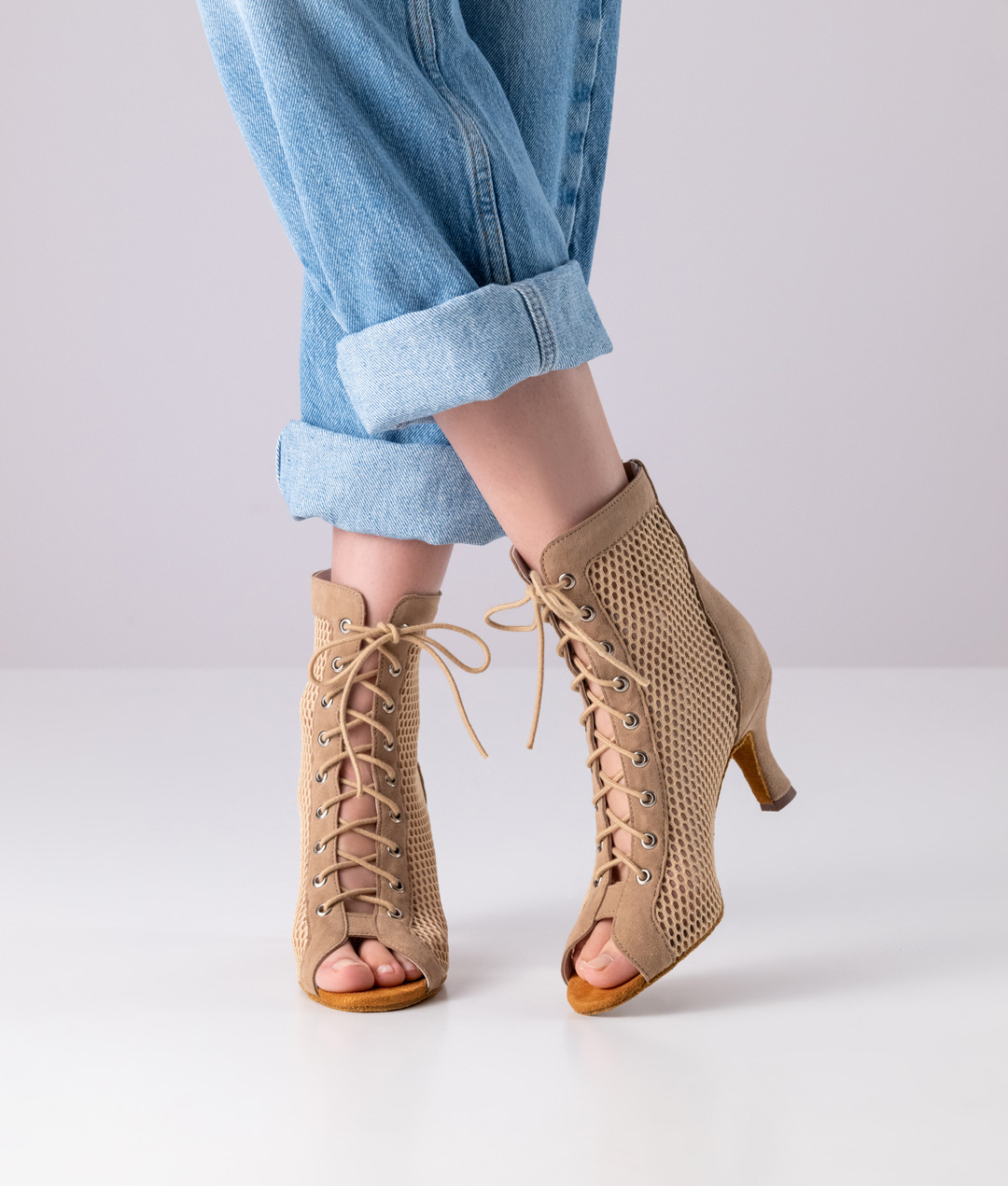 Melisande Offene Tanzschuhstiefelette in traumhaftem beigem Velourleder in Netzoptik mit Reißverschluss von Anna Kern.