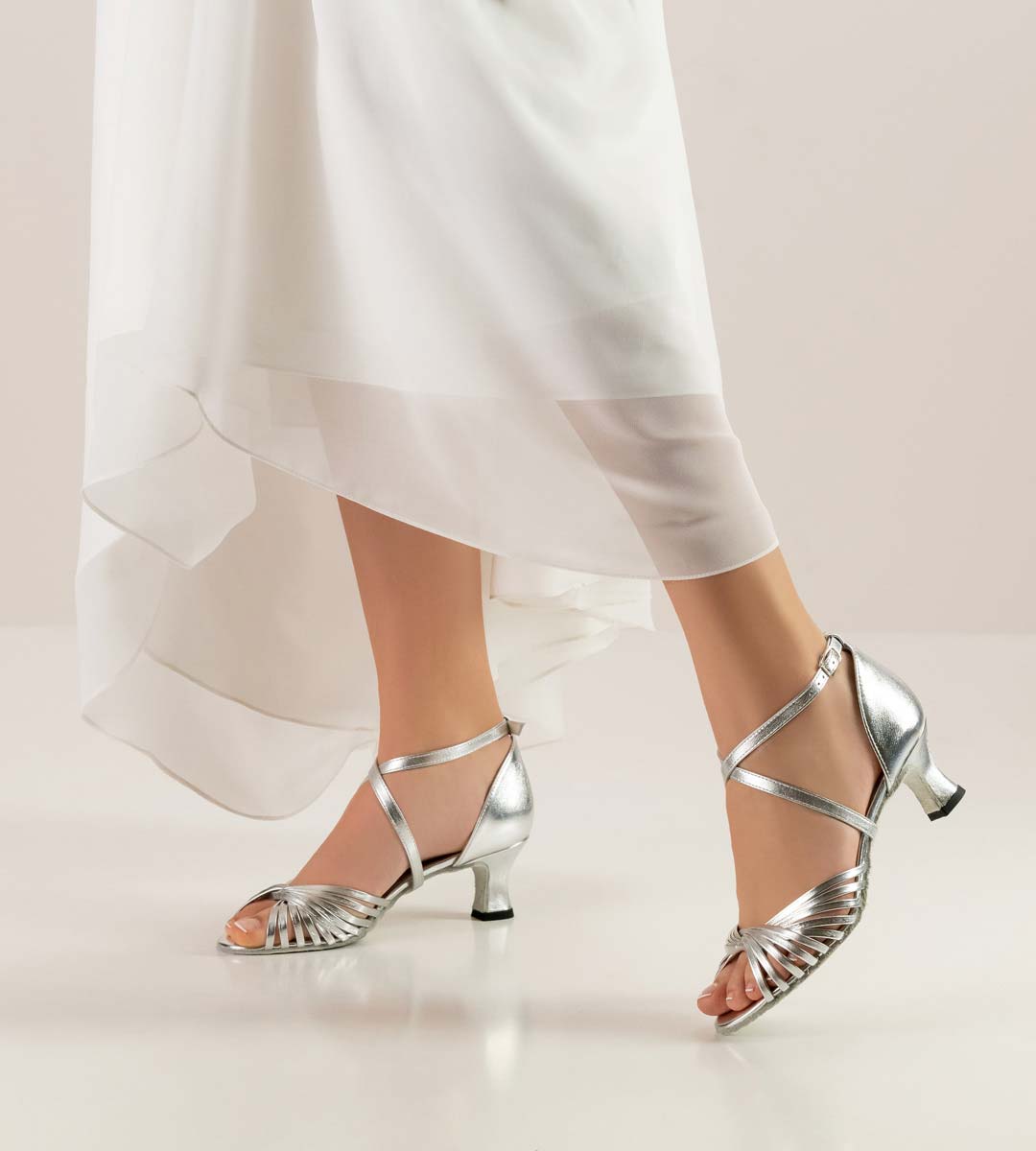 Mary Werner Kern Brautschuh in Verbindung mit einem weissen Brautkleid