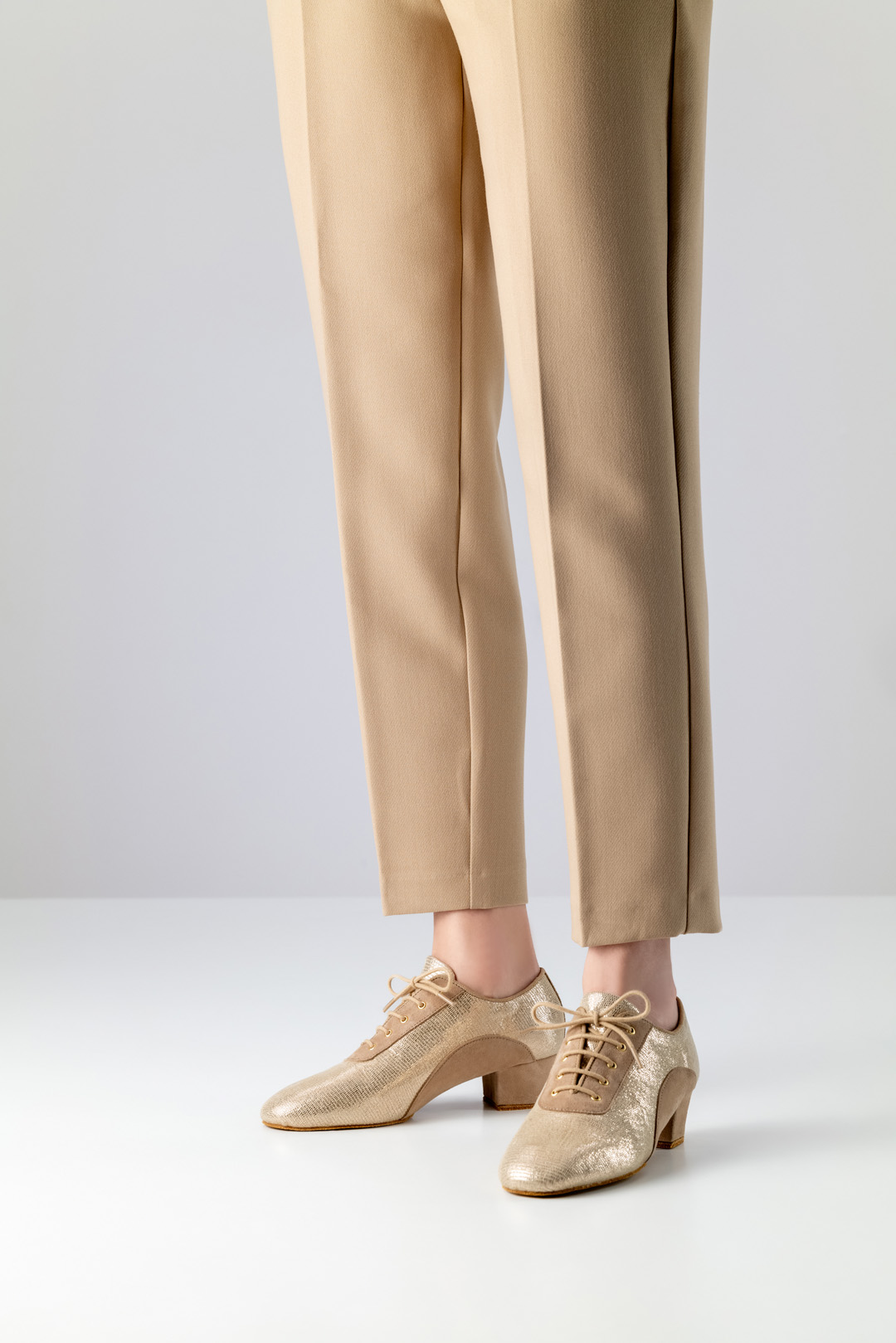 Trainingstanzschuh Brienne aus Velourleder von Werner Kern mit geteilter Sohle , einem 3,5 cm Absatz und einer 5 Lochschnürung für optimalen Halt und Beweglichkeit.