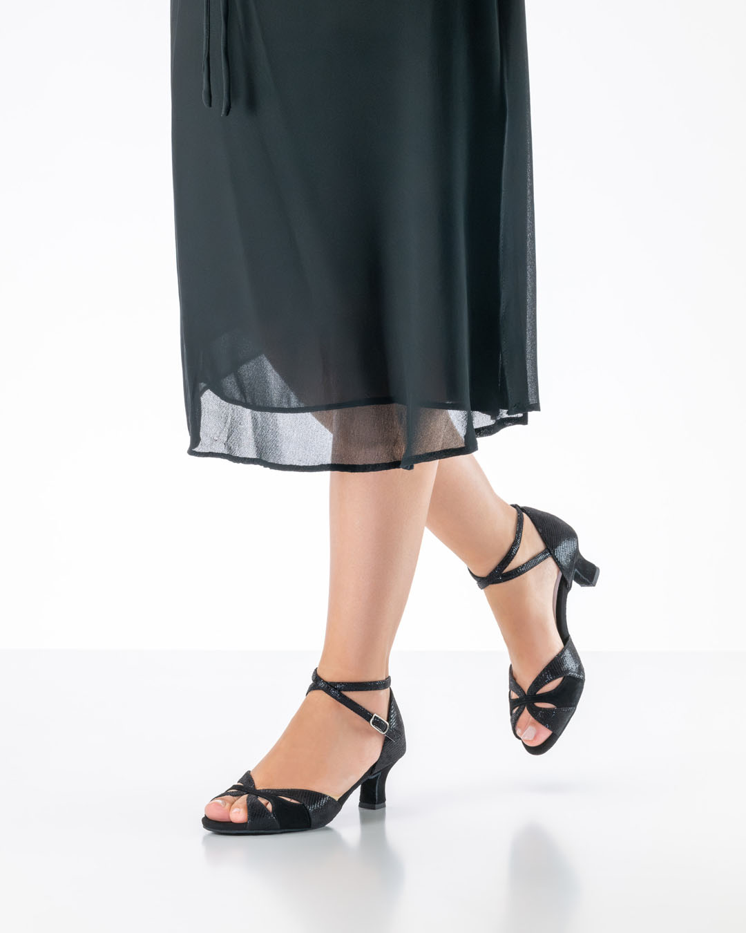 Sandalias de baile «Eunice» combinadas con un vestido negro