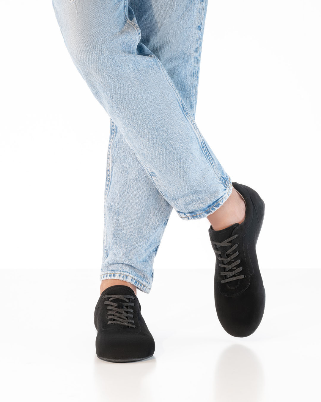 Modelo de zapatos de baile con vaqueros claros y zapatillas de baile de terciopelo negro de Werner Kern