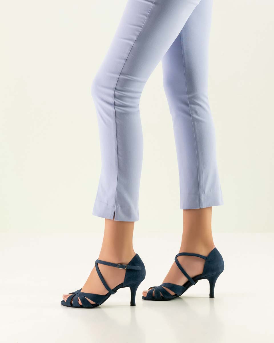 Gracia Nueva Epoca Damentanzschuh in blau in Kombination mit langer Hose