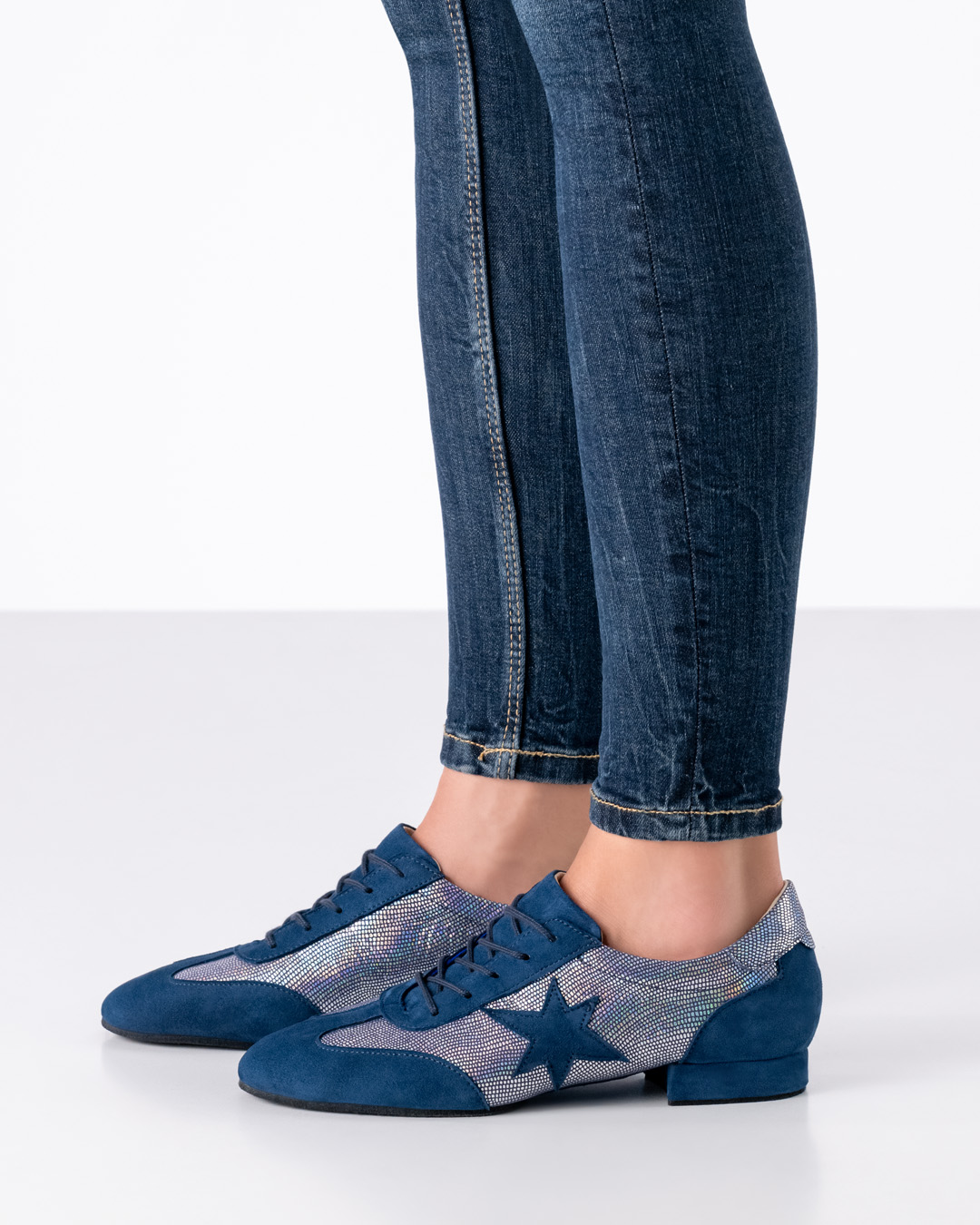 Zapatos de baile azules con aspecto de zapatillas deportivas de Werner Kern con tacón plano de 1,5 cm.