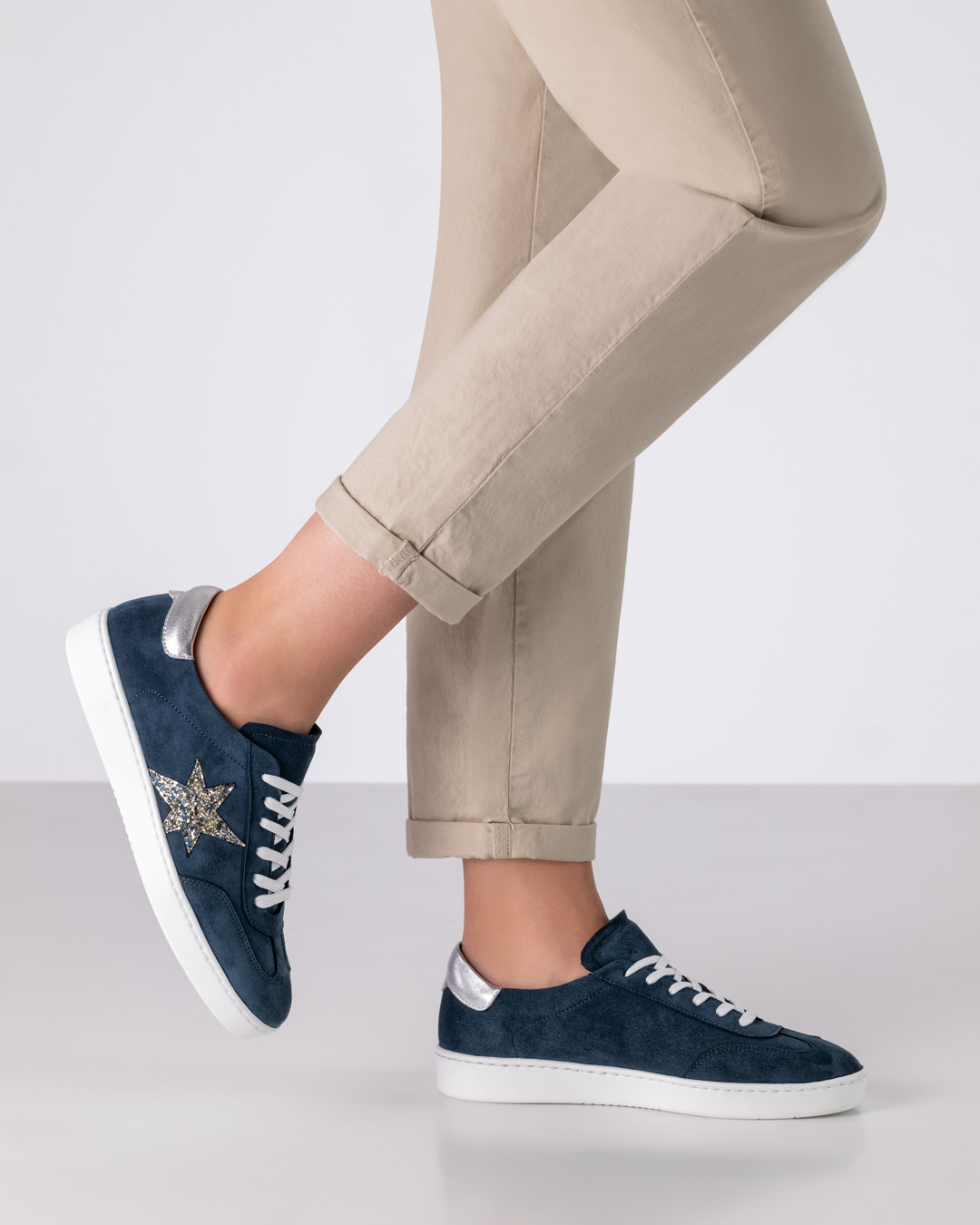 Blauer Tanzsneaker Allrounder für Damen mit silberner Sternapplikation und weißer Tanzschuhsohle für drinnen und draußen von Anna Kern