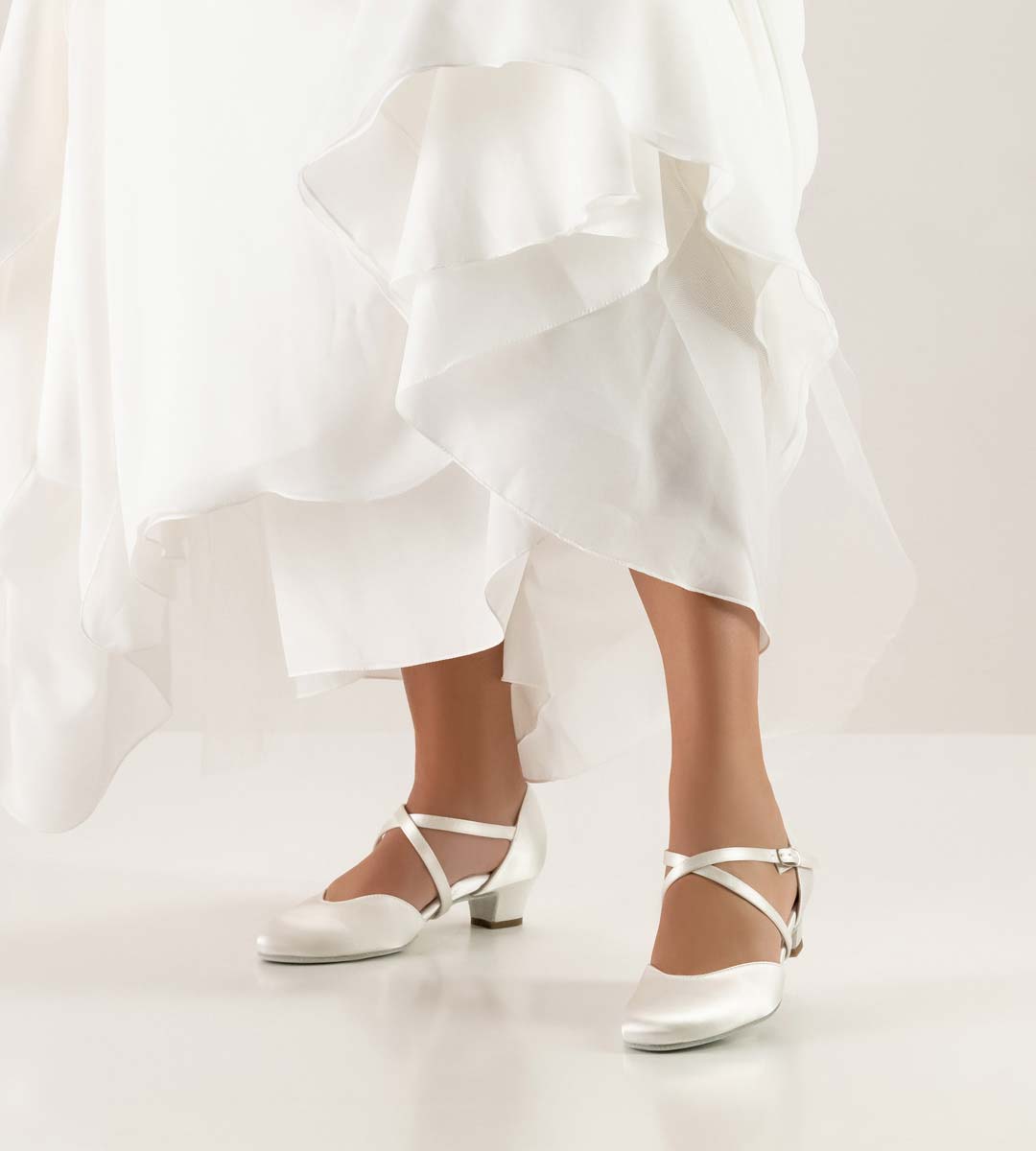 Brautschuh von Werner Kern mit Kreuzspange in Kombination mit weißem Brautkleid
