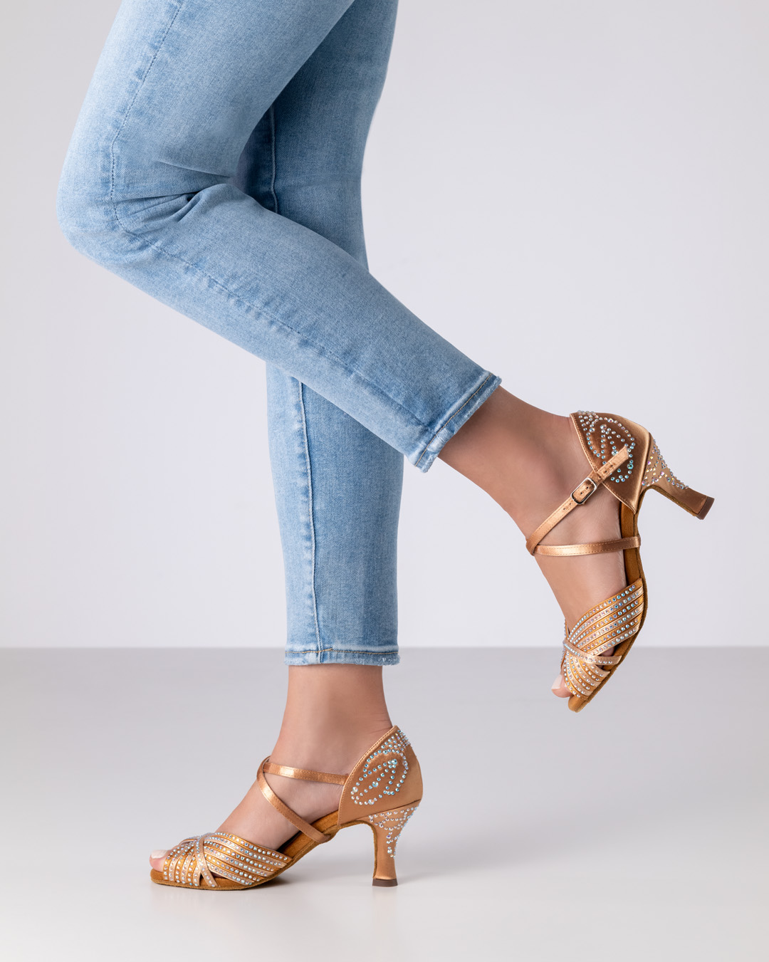 Elgante Glitzersandalette von Anna Kern mit Strasssteinchen und einem 6 cm Absatz aus hellem bronzefarbenem Satin für Lateintänze