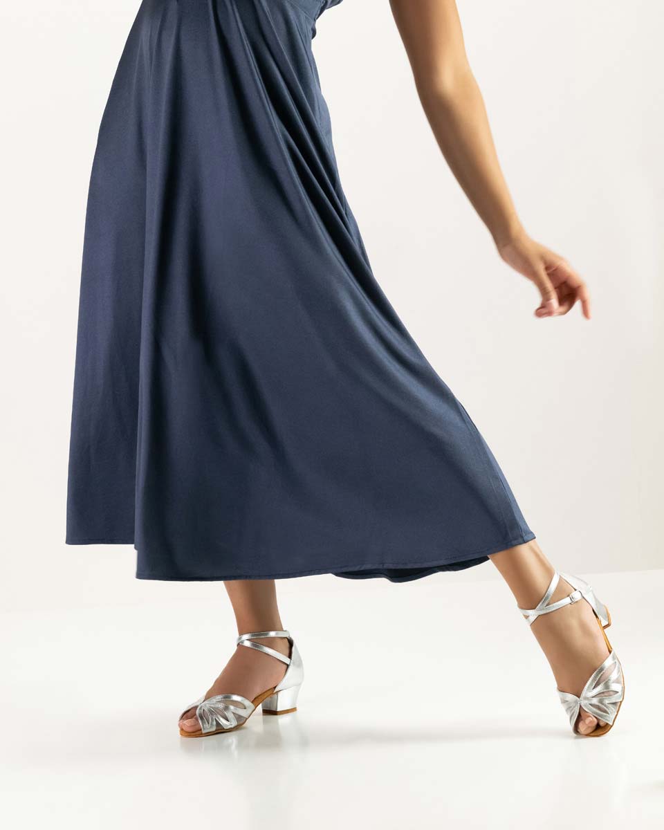 599 Anna Kern Damentanzschuh in silber in Kombination mit blauem Kleid