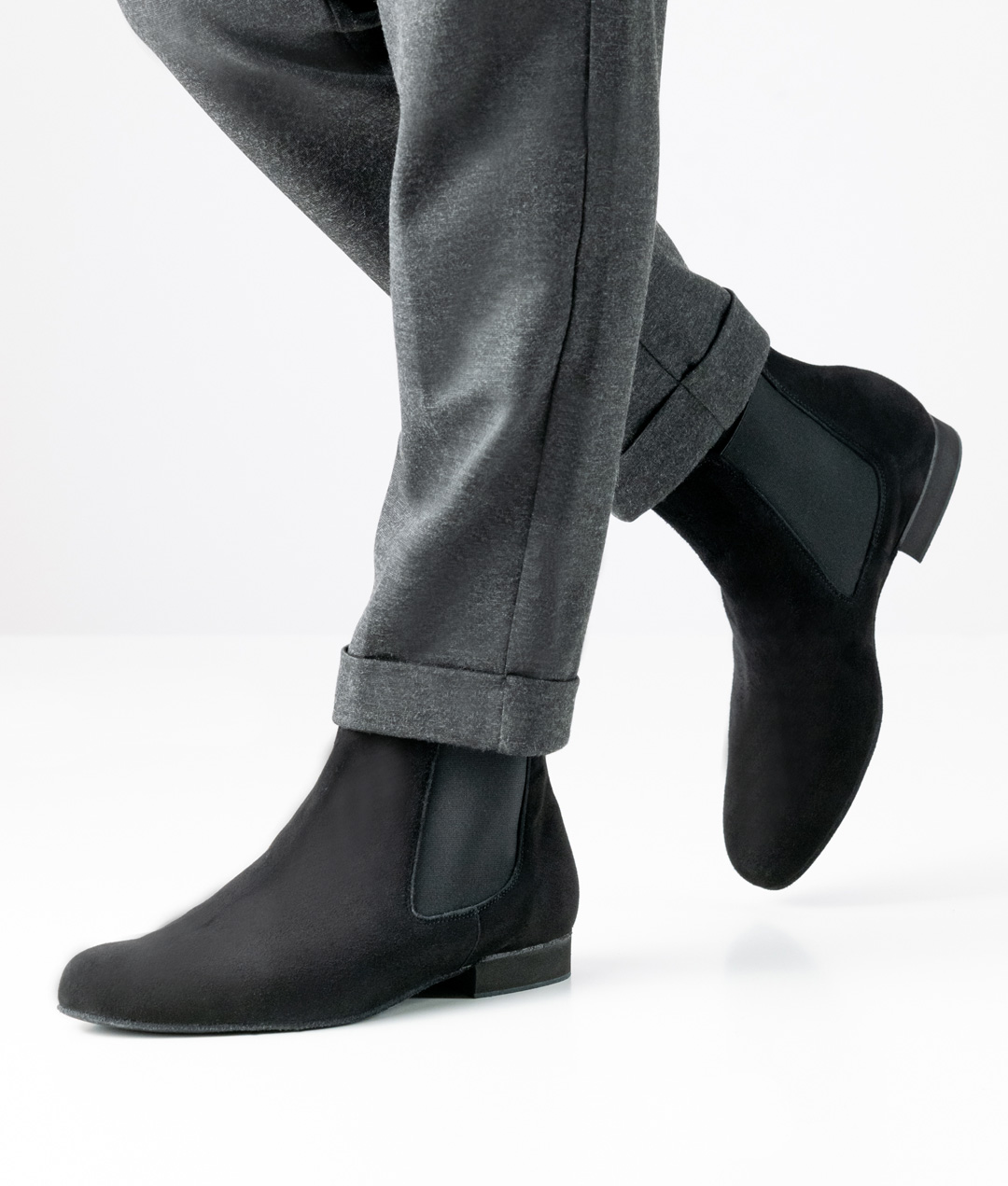 Olbia Olbia von Werner Kern ist ein schwarzer Chelsea Boot Tanzschuh aus Velourleder mit herausnehmbarerem Fußbett.