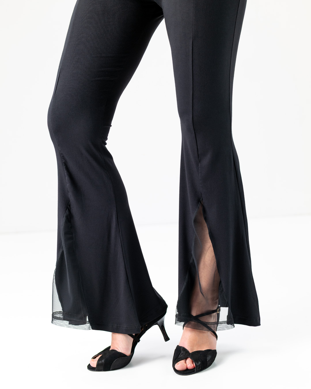 Pantalón de danza para mujer Nisha en negro con inserciones de malla y acampanado para latino y estándar.