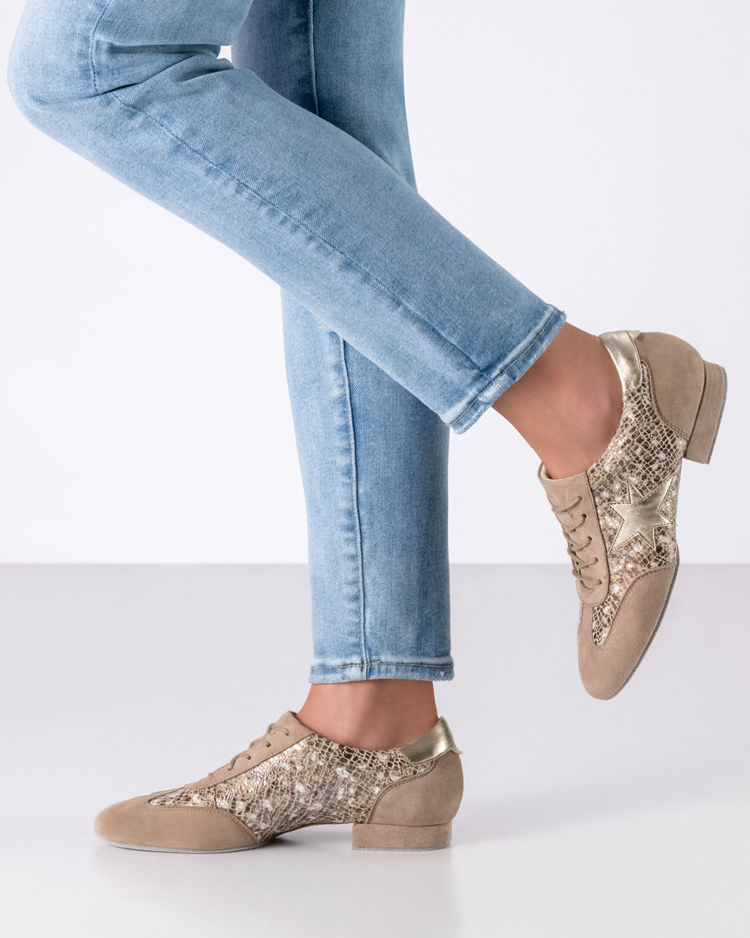 Zapatillas deportivas de entrenamiento informales, de color beige brillante, de Werner Kern, con suela dividida.