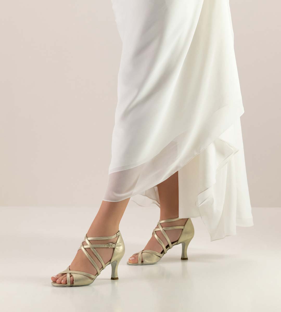 Eva platin farbener Werner Kern Brautschuh mit weißem Brautkleid