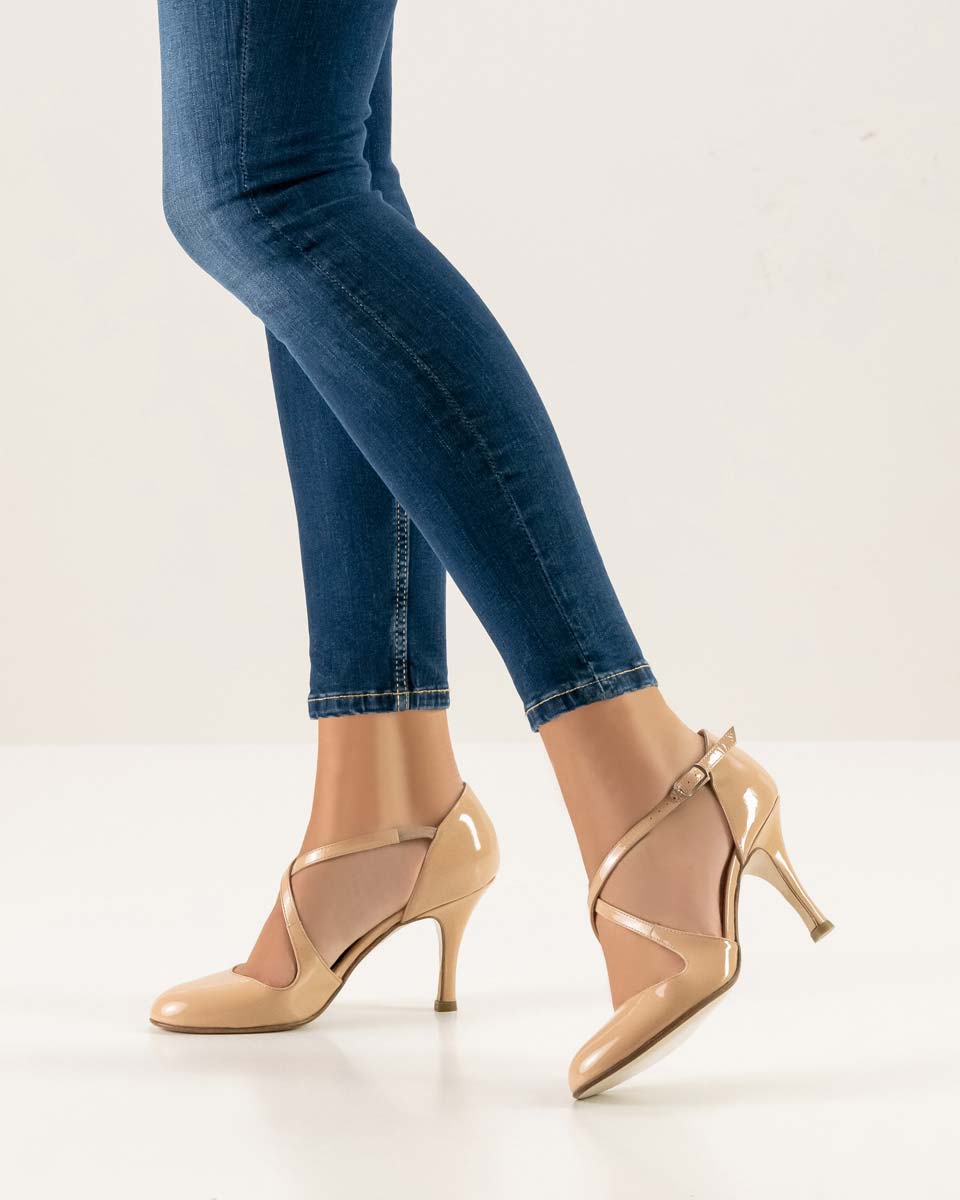 Aurora blaue Jeans in Kombination mit beige farbenem Nueva Epoca Damentanzschuh
