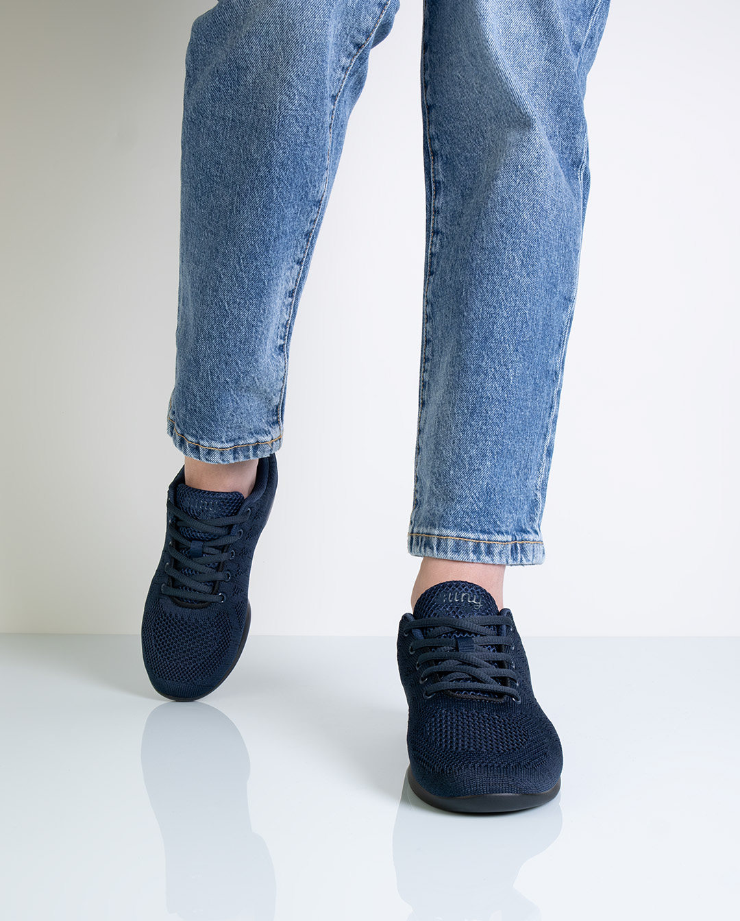 Zapatillas de baile para mujer en azul oscuro para bailes en línea, kizomba y bachata de Suny.