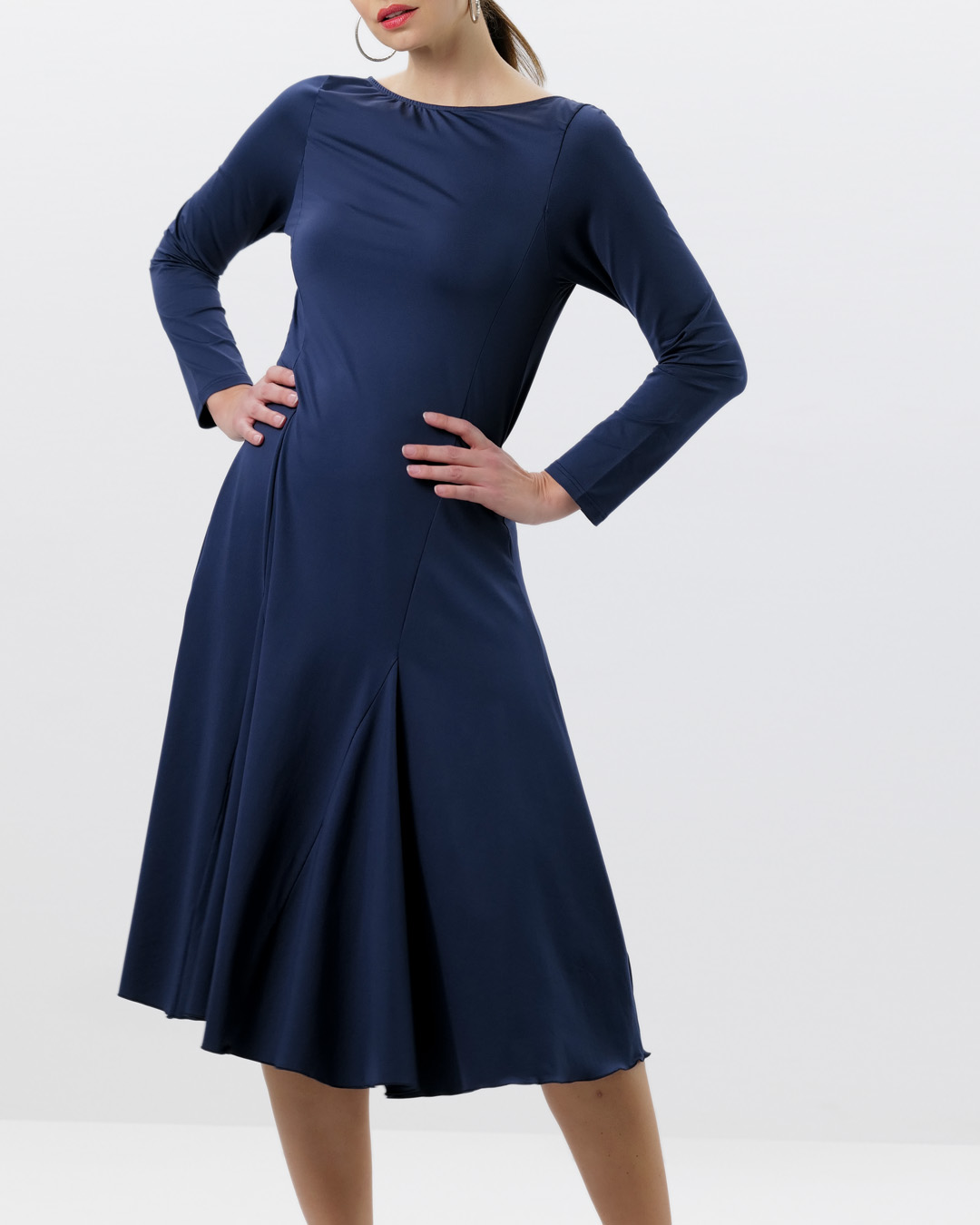 Vestido de danza ceñido a la figura con amplia falda oscilante de largo midi y elegante azul ahumado de Werner Kern