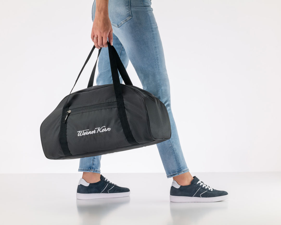 Imagen de una bolsa de deporte negra con el logotipo de Werner Kern bordado en blanco