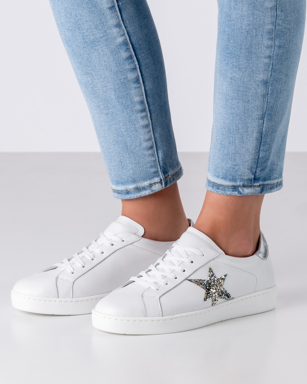 Zapatillas de baile de cuero blanco de Werner Kern con estrella plateada lateral.