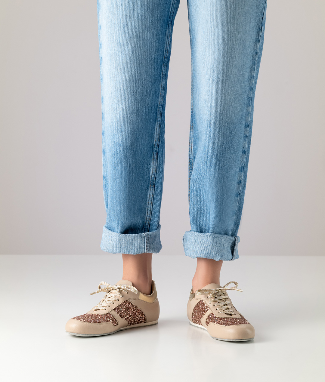 Miel Tanzschuhsneaker aus beigem Nappaleder und rosegoldenem Brokat von Werner Kern für lange Tanznächte.