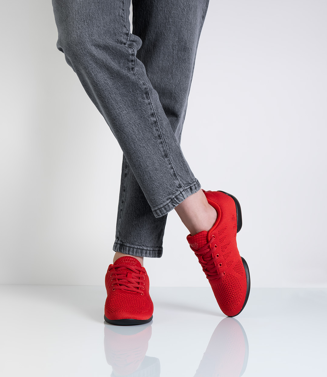 Zapatillas de baile para mujer en color rojo con suela dividida para entrenamientos de baile.