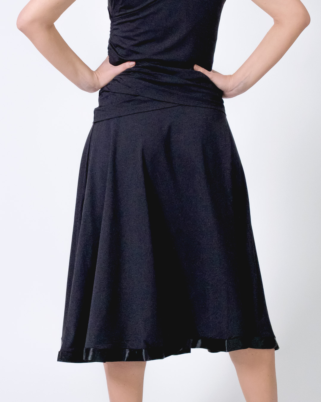 Vista trasera desde lejos Falda midi Sari con ribete de satén de Werner Kern