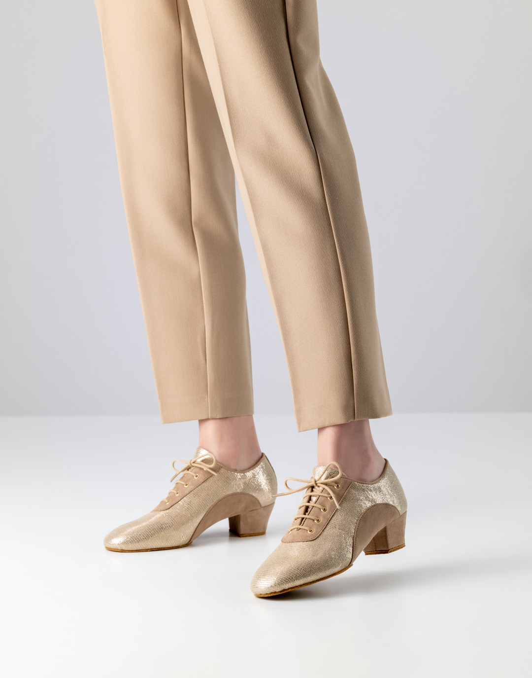 Brienne Trainingssneaker Brienne aus beigegoldenem Velourleder von Werner Kern mit geteilter Sohle , einem 3,5 cm Absatz und einer 5 Lochschnürung für optimalen Halt und Beweglichkeit.