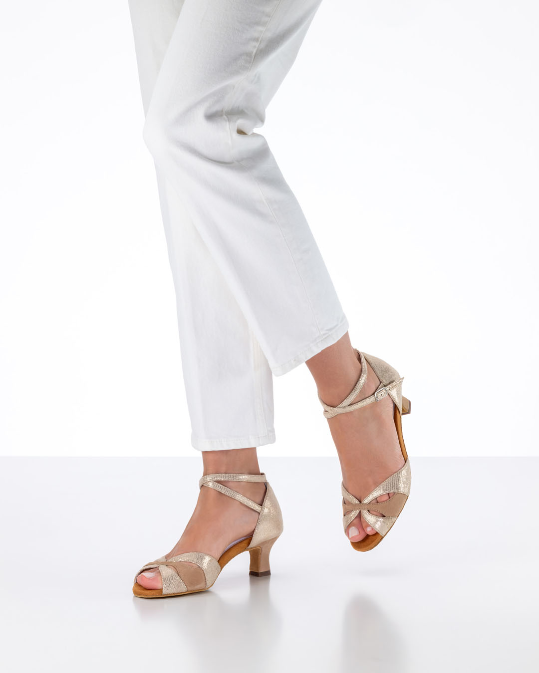 Sandalias de baile en color beige dorado con tacón acampanado de 5 cm de Anna Kern