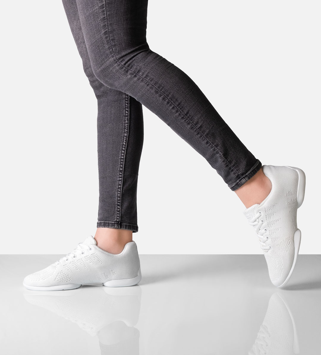 Weiße Tanzsneaker für Damen von Suny by Anna Kern, Artikelnummer 160, aus atmungsaktivem Knitting Material mit Split Sole.