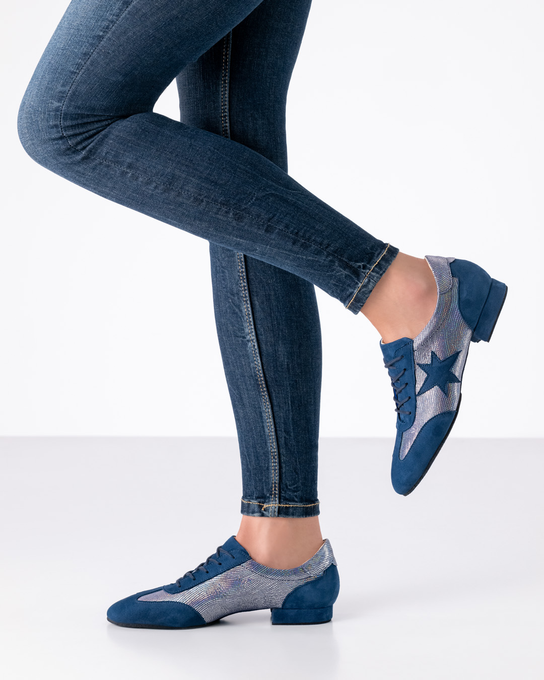 Zapatillas de baile azules brillantes de Werner Kern con aspecto de zapatillas deportivas.