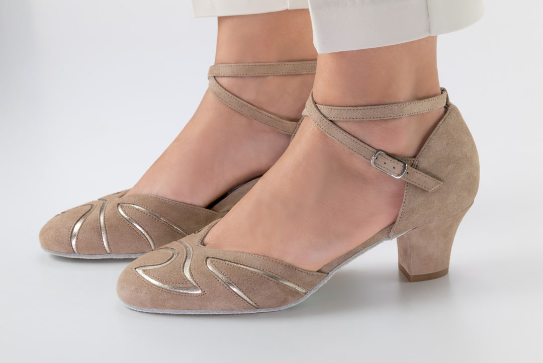 Zapatos de baile «Werner Kern» de color beige con detalles de marquetería dorada y tacón de 4,5 cm, combinados con pantalones blancos