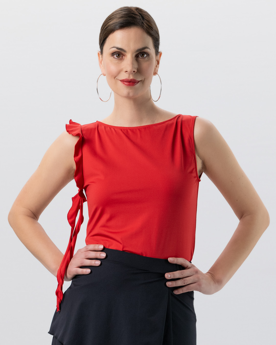 Top de danza en rojo de Werner Kern con un pequeño detalle de volante en la sisa derecha