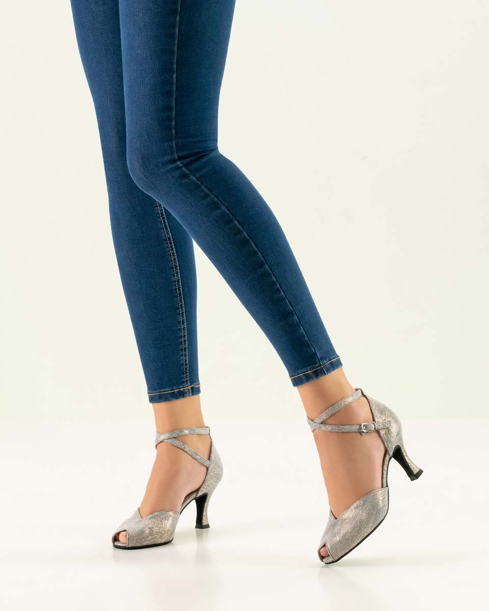 Asta blaue Jeans in Verbindung mit alssilbernem Werner Kern Damentanzschuh