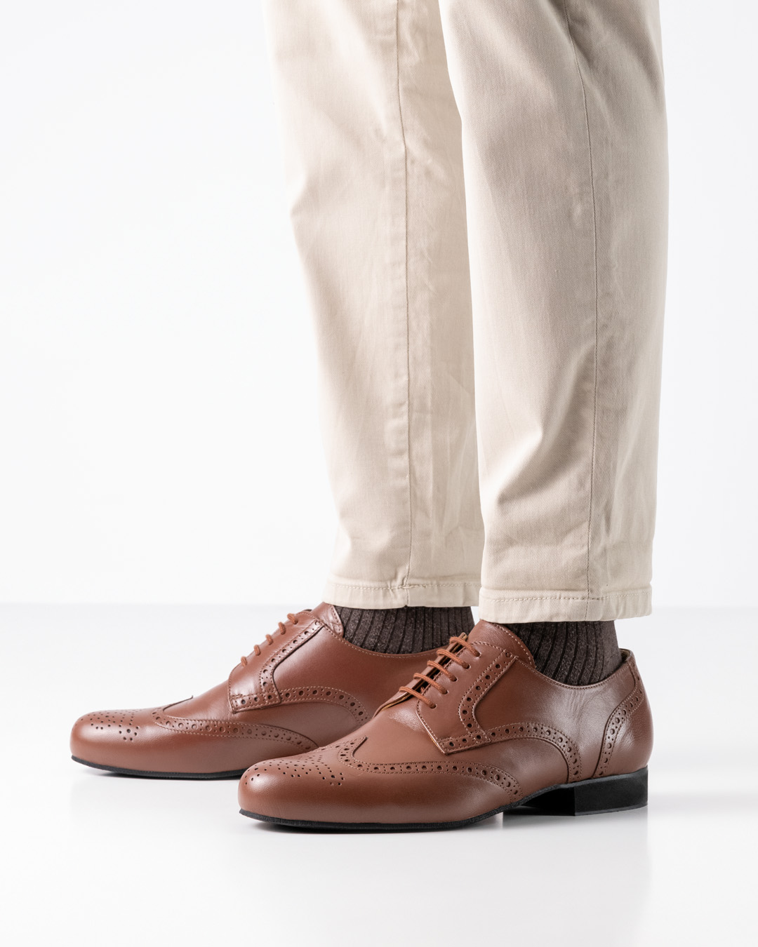 Zapatos de baile para hombre con horma extra ancha, en piel napa color coñac y elegante diseño perforado.