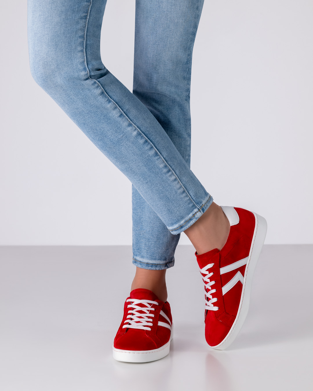 Turnschuh zum Tanzen in knalligem roten Velourleder und weißer Sohle für perfektes Drehen und gleiten sowohl drinnen als auch draußen von Werner Kern