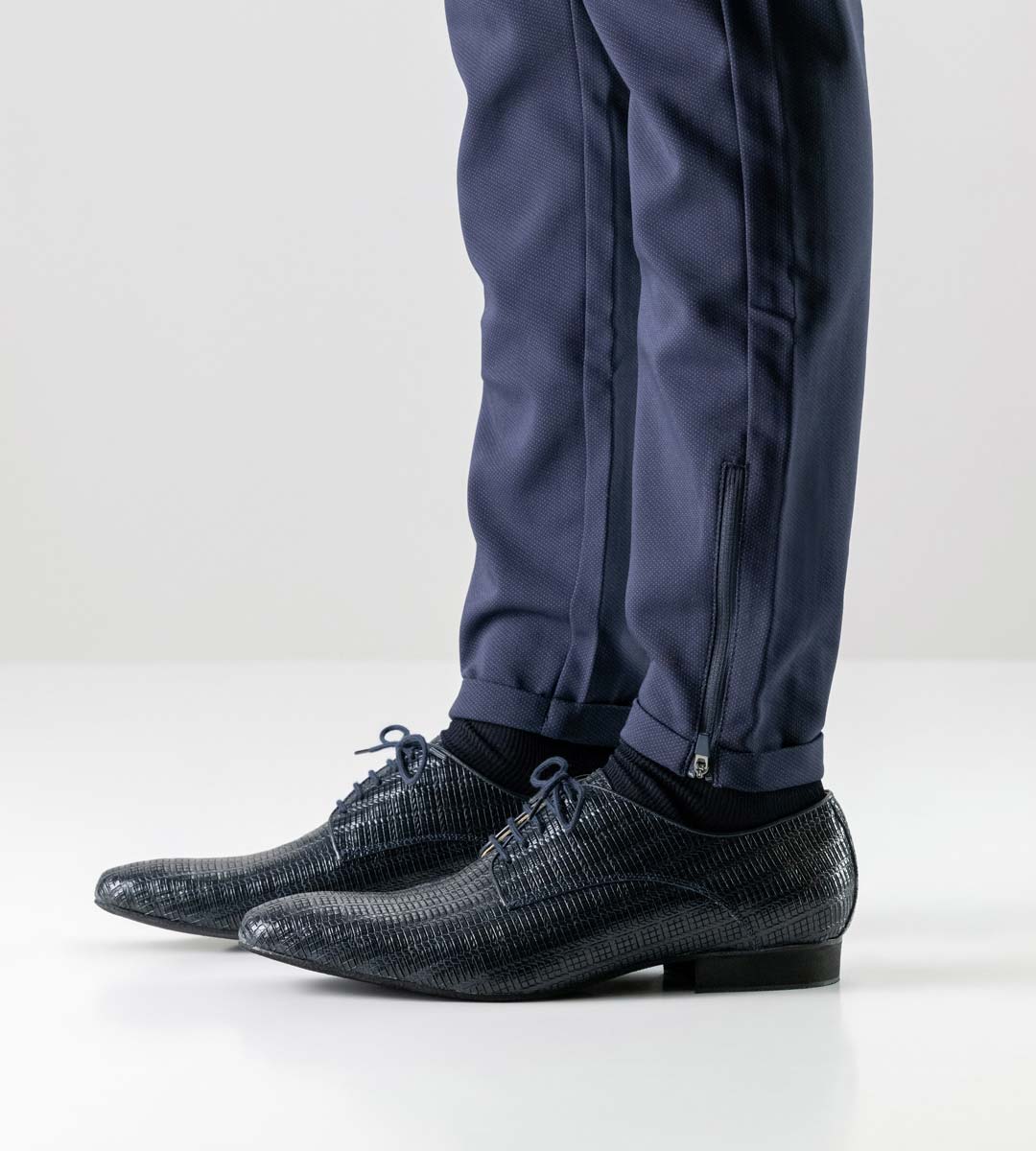 Ravenna Herrentanzschuh von Werner Kern in blau in Verbindung mit blauer Hose
