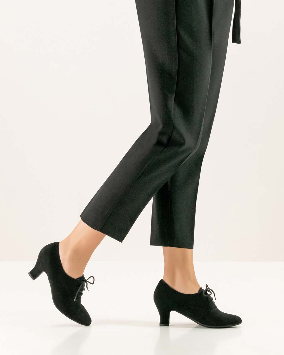 Olivia 6 cm hoher Werner Kern Damentanzschuh in Kombination mit schwarzer Hose