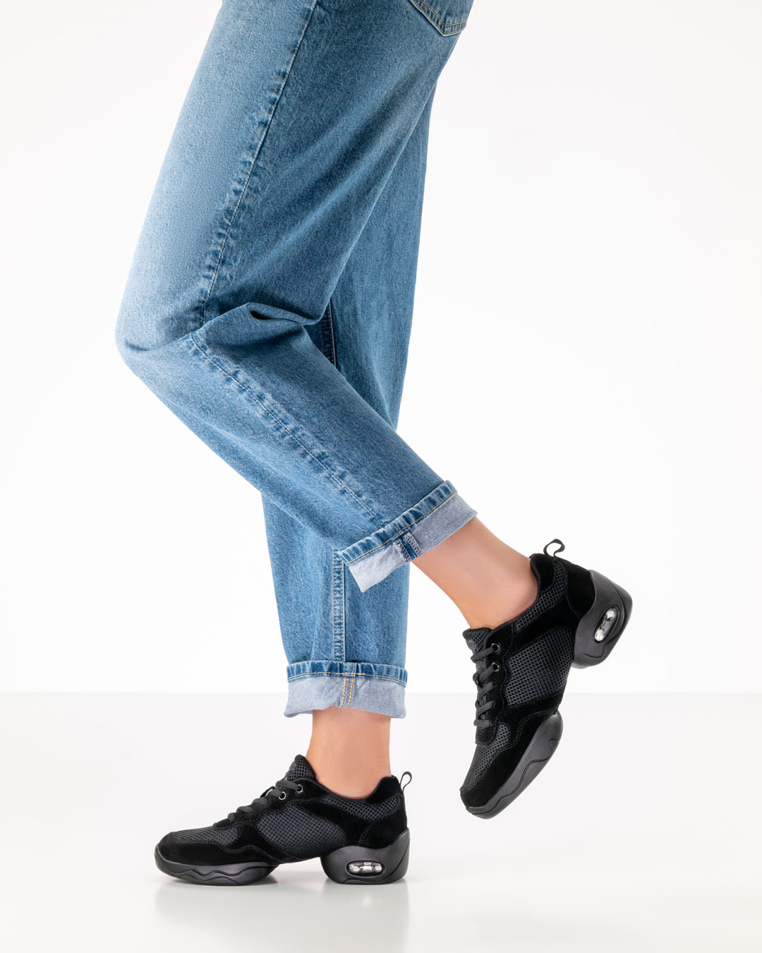 Vista lateral de las zapatillas de baile negras, modelo 195, con suela dividida, de Werner Kern