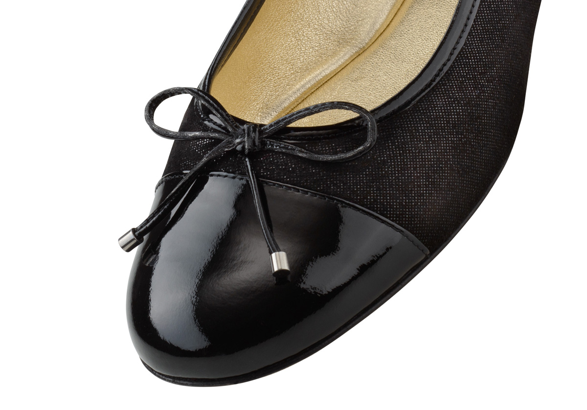 Jil Ballerina mit Zehenkappe aus Lackleder und schwarzem Glanzvelour.
