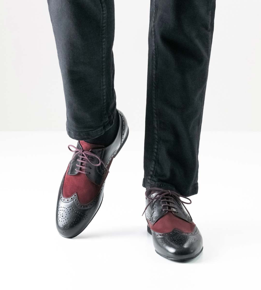 Firenze schwarze Jeans in Kombination mit Werner Kern Herrentanzschuh mit Budapester Muster