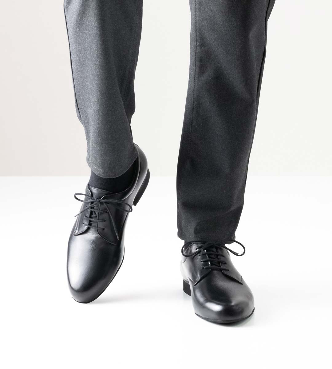 Lucca Werner Kern Herrentanzschuh in schwarzem Leder in Verbindung mit schwarzer Hose